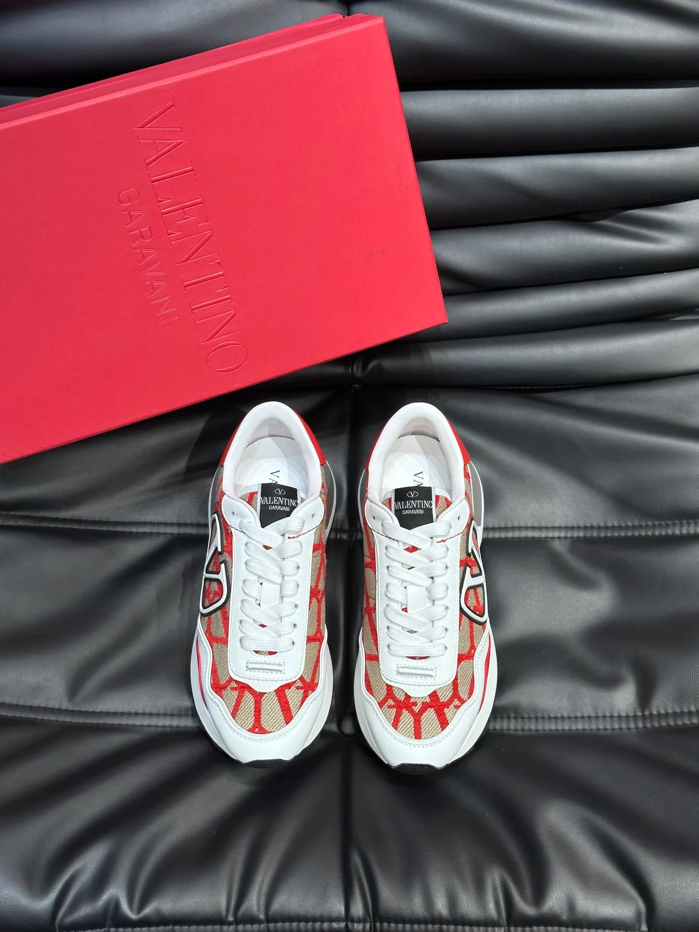 P540💰 Product trademark: VALENTINO "Valentino" Regular size: 38-44 [45 customized] Product materials: Warren men's casual sports shoes, made of multi-material splicing, calf leather stitched with suede cowhide, fabric mesh upper, fabric tongue decorated with brand badge, rubber rivet decorative details on the heel, rivet rubber outsole, non-slip, wear-resistant and shock-absorbing, pure cotton inner foot pad, comfortable and breathable, comes with original box packaging bag!